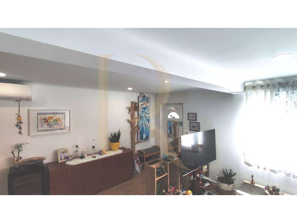 Moradia em banda T3 remodelada com sótão no Feijó - Grande imagem: 5/49