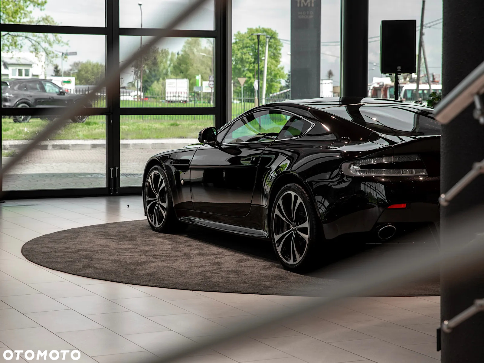 Aston Martin V12 Vantage - 15