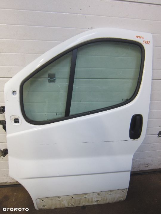 trafic-vivaro drzwi lewy przód