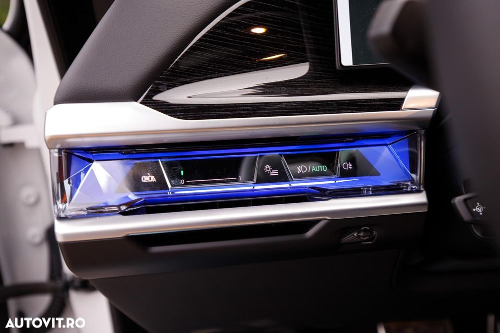 BMW Seria 7 740d xDrive MHEV - 32