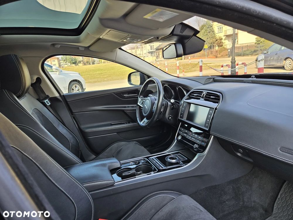 Jaguar XE S - 8