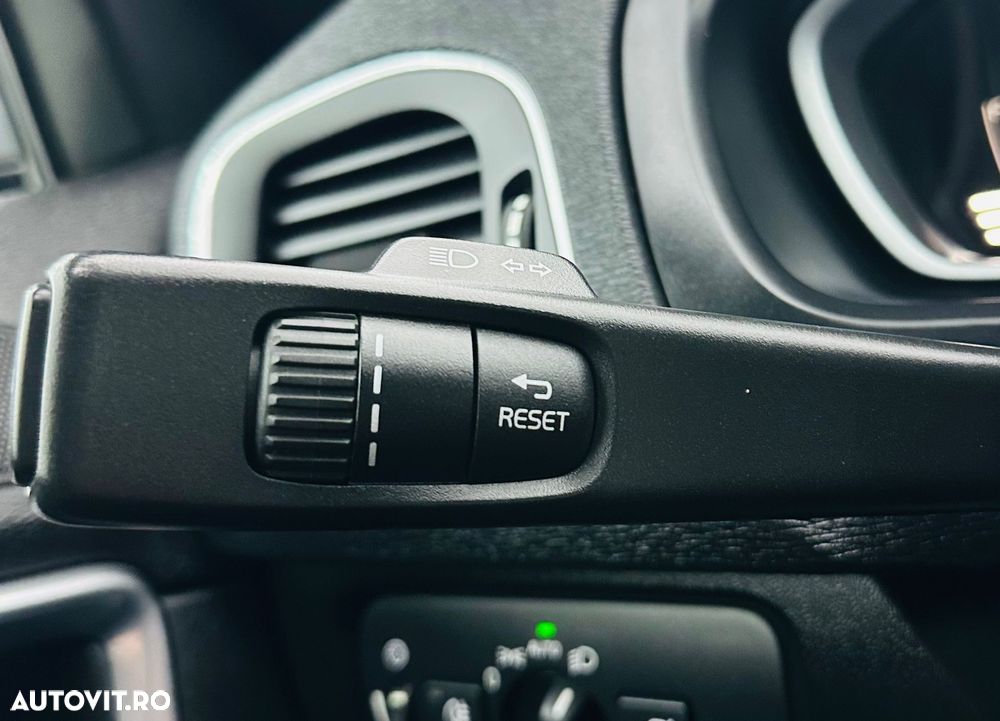 Volvo V40 D2 R Design - 17