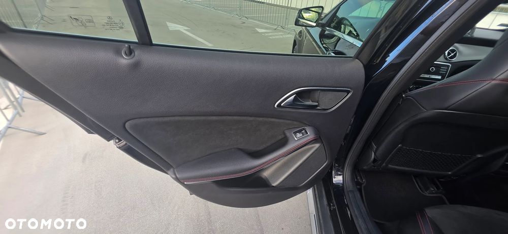 Mercedes-Benz GLA 200 7G-DCT - 15
