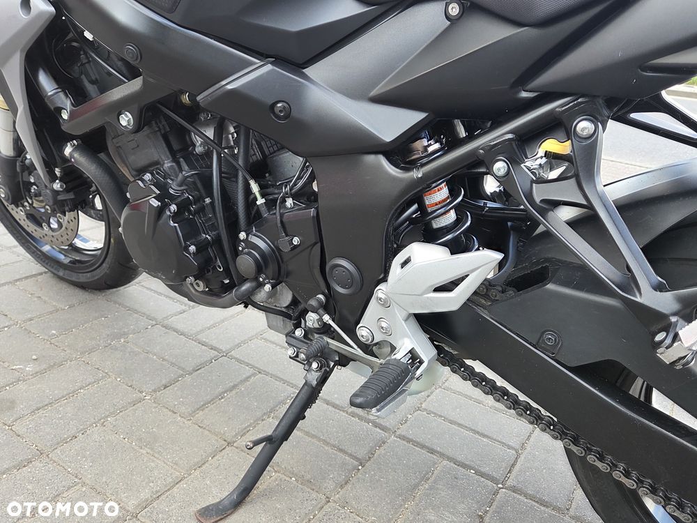 Suzuki GSR - 36