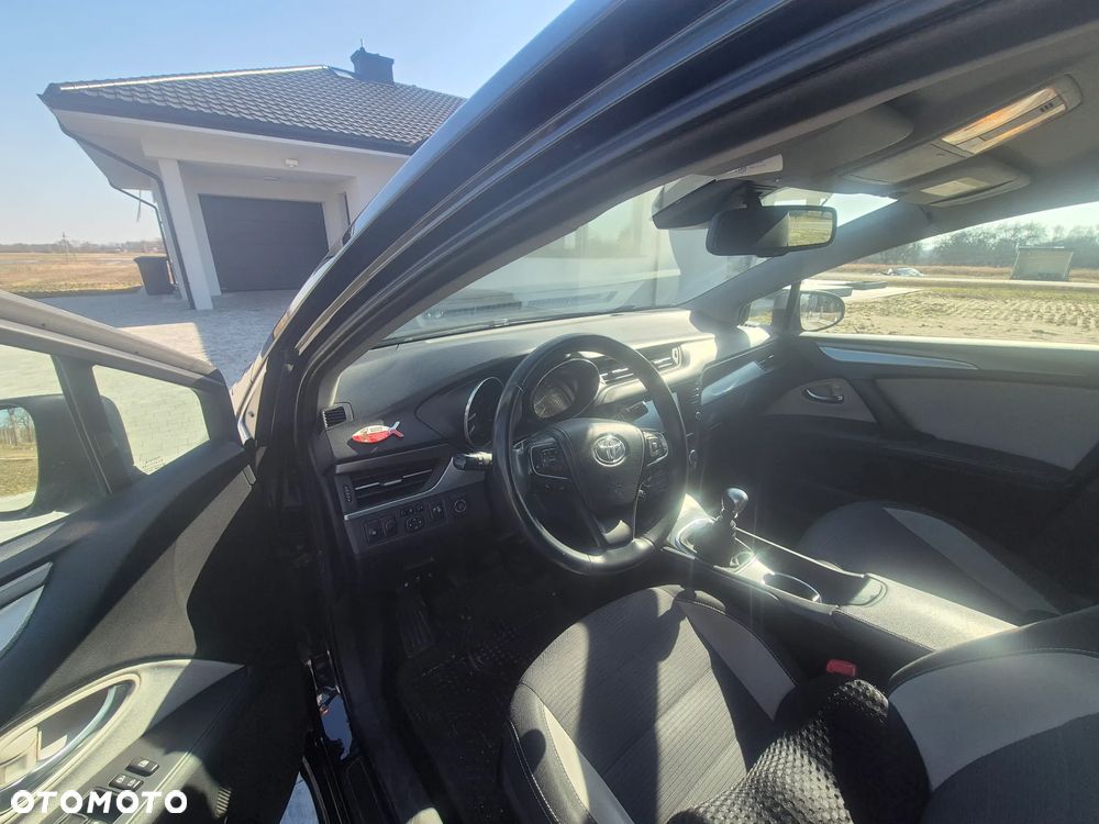 Toyota Avensis 1.8 Premium - 17