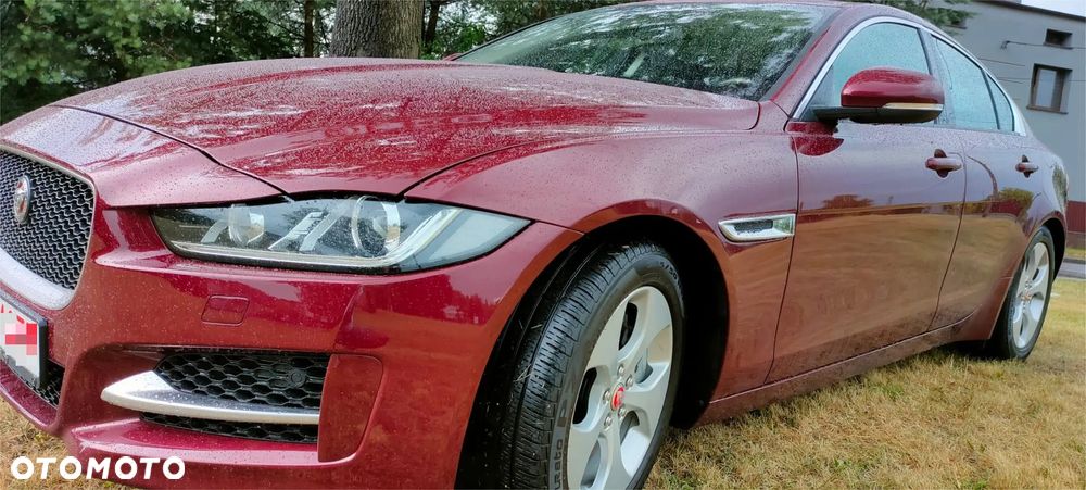 Jaguar XE 2.0 T R-Sport - 4
