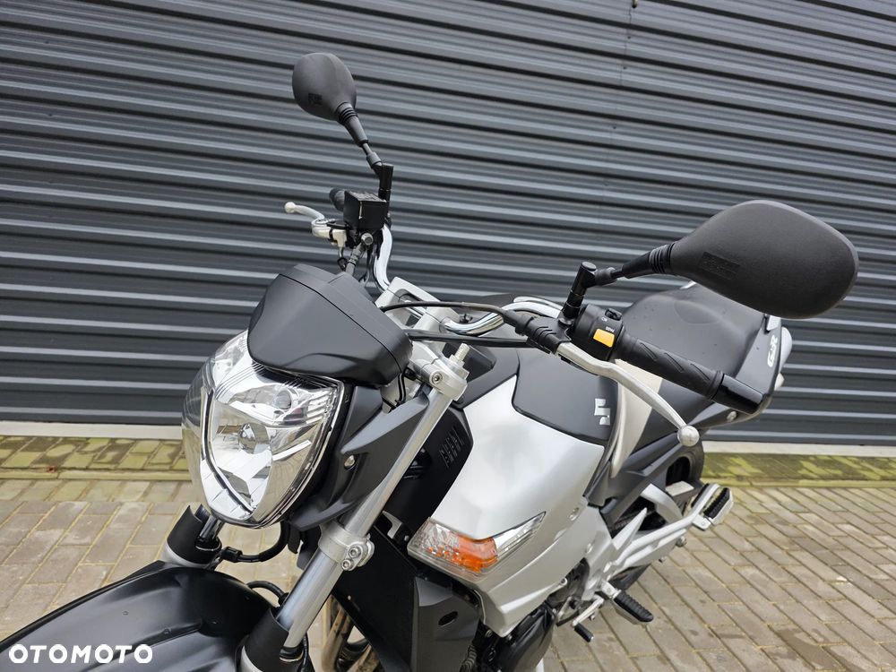 Suzuki GSR - 11