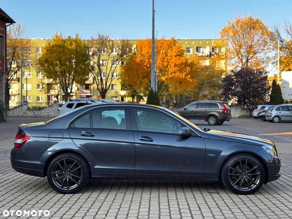 Mercedes-Benz Klasa C 180 CGI Automatik BlueEFFICIENCY Avantgarde - 36