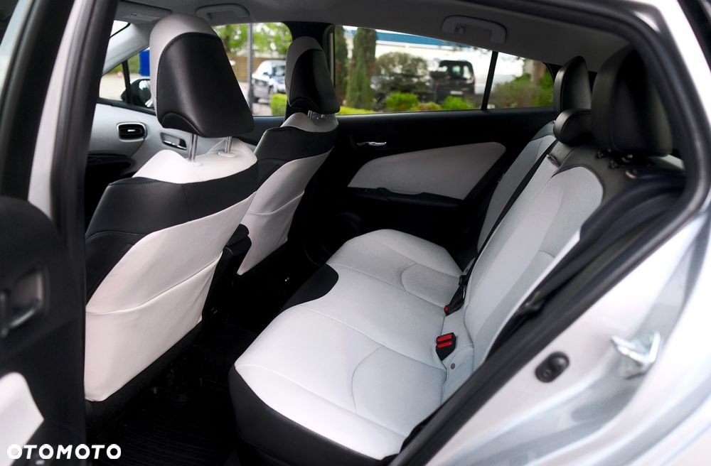Toyota Prius (Hybrid) Executive - 14