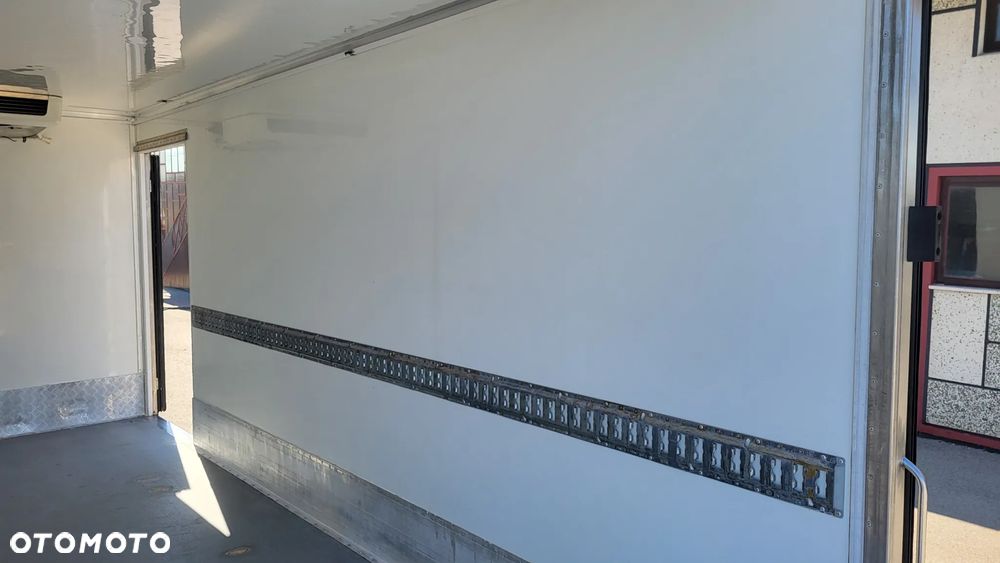 Mitsubishi Canter Fuso /Chłodnia/Mroźnia/kontener/ Izoterma/ Agregat Thermo King 450 e / Winda DHOLLANDIA 1500 KG / Mały przebieg tylko 91 tys Polski Salon ! - 36