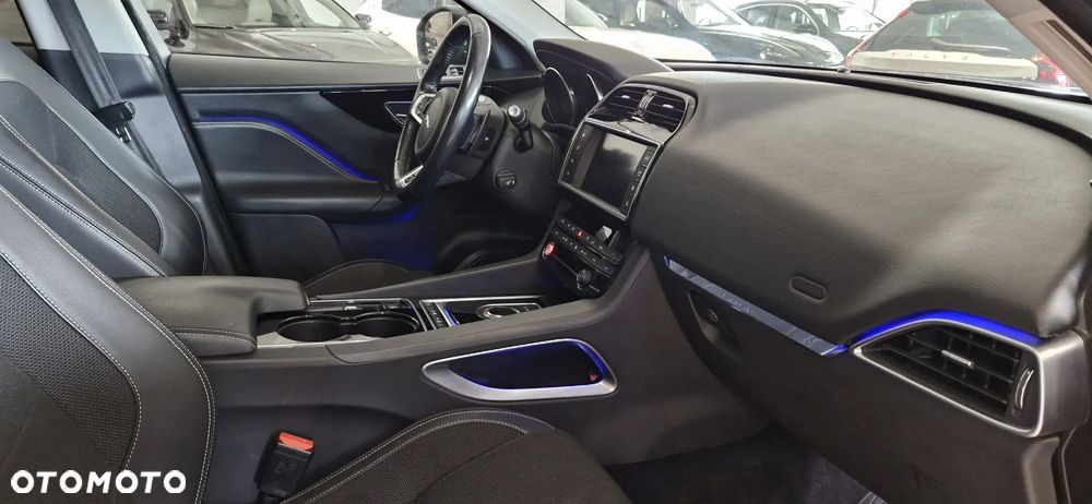 Jaguar F-Pace 2.0 i4D AWD R-Sport - 37