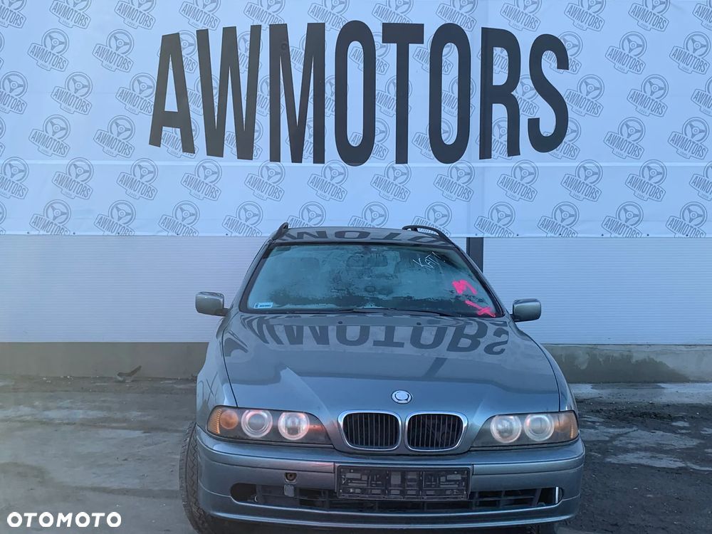BMW 5 E39 2002 *SAMOCHÓD NA CZĘŚCI* 3391 MASKA, LAMPA, DRZWI, LUSTERKO, ZDERZAK, GRILL, BŁOTNIK, KLAPA, BELKA, DESKA, FOTELE, KANAPA, ĆWIARTKA KIEROWNICA, TARCZE, ZACISKI, ZAWIESZENIE, KOMPLETNY PRZÓD, KOMPLETNY TYŁ, LICZNIK, ZEGARY, PRAWE LEWE PRZÓD TYŁ - 4