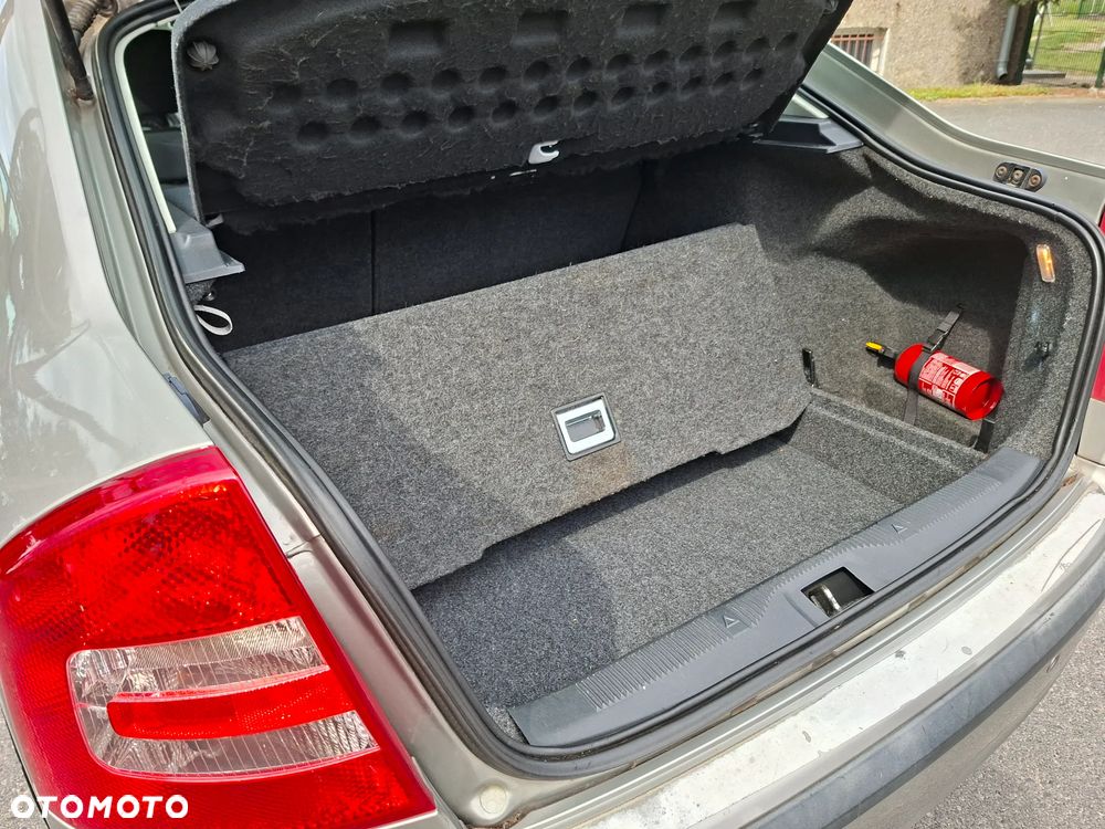 Skoda Octavia 1.6 Ambiente - 9