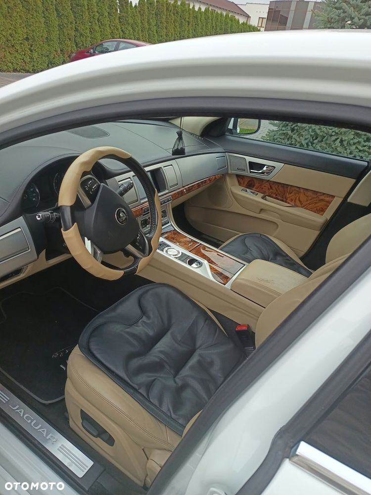 Jaguar XF 2.0 T Luxury - 37
