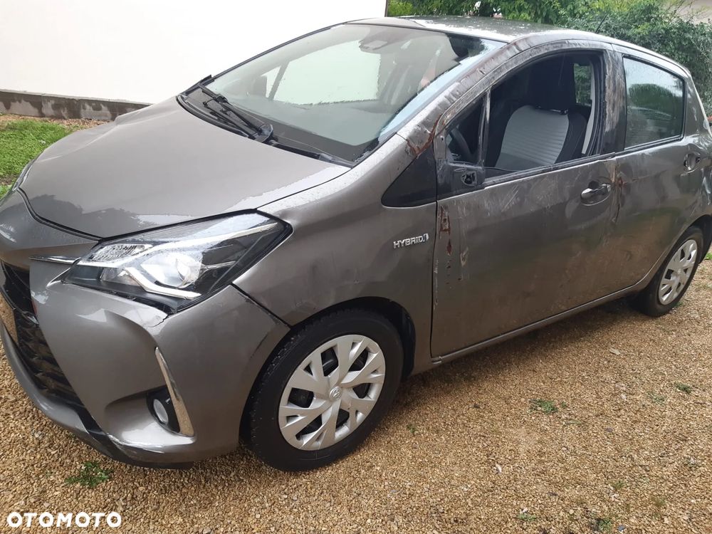 Toyota Yaris Hybrid 100 Premium - 10