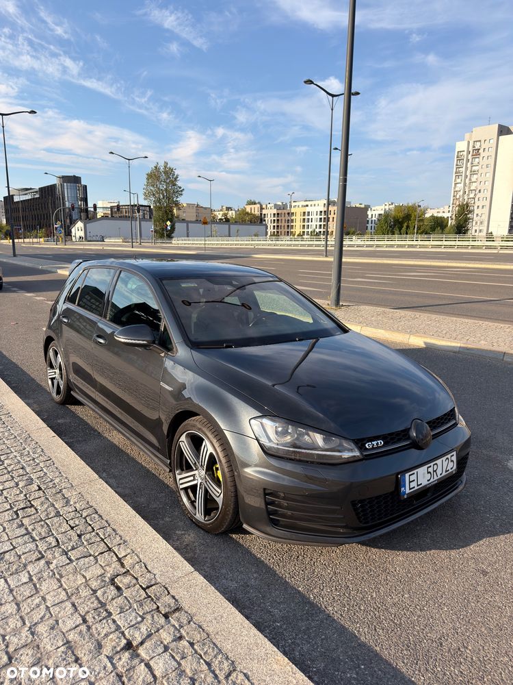 Volkswagen Golf - 1
