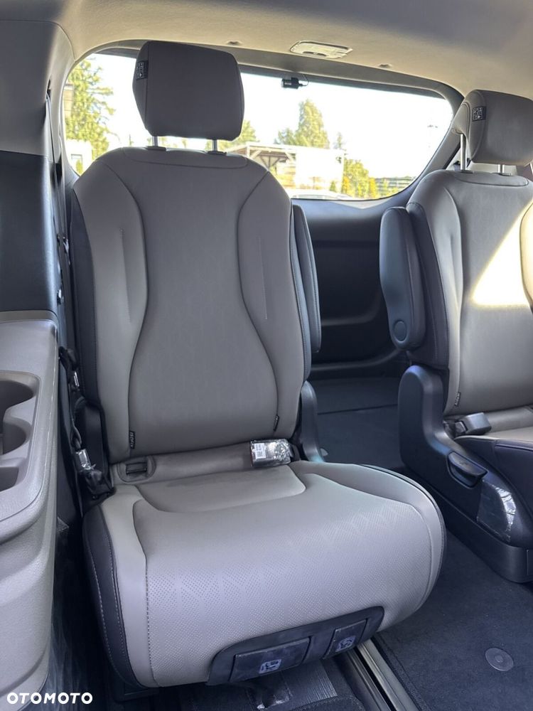 Kia Carnival - 36