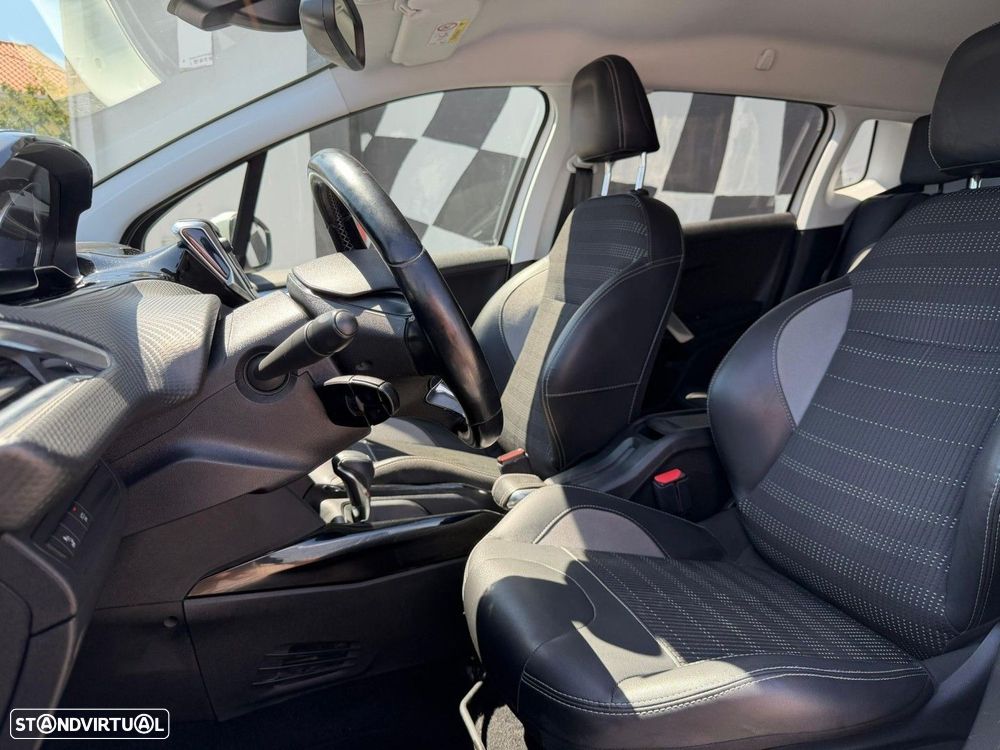 Peugeot 2008 1.2 PureTech Allure EAT6 - 5
