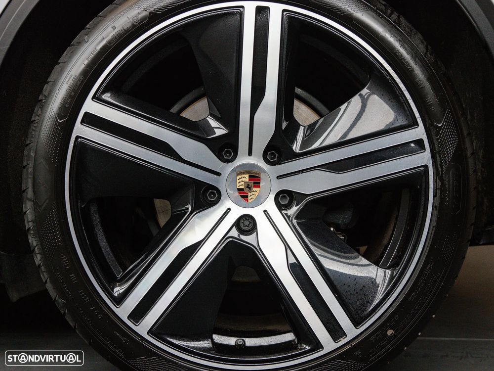 Porsche Macan Electric 4 - 16