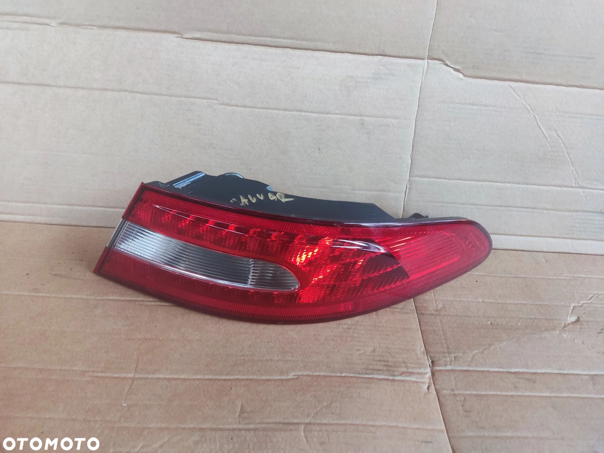 LAMPA PRAWA TYLNA JAGUAR XF 250 - 1