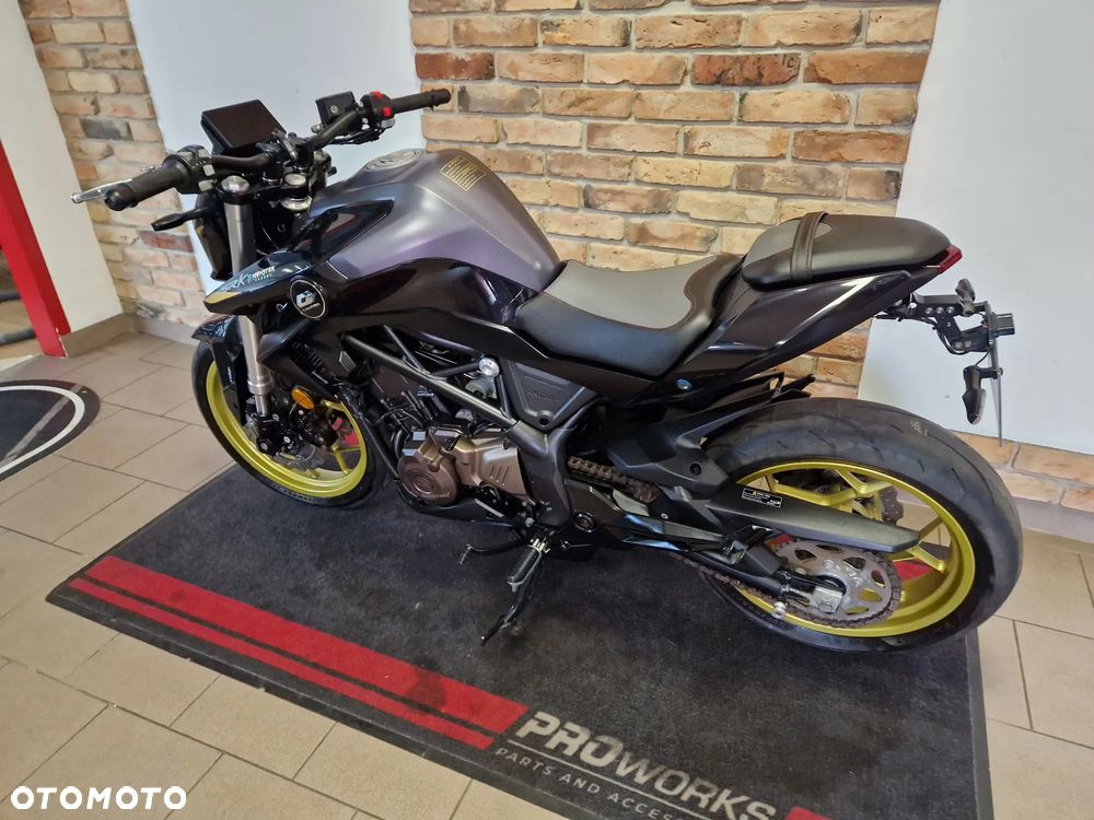 QJMOTOR SRK 700 - 8