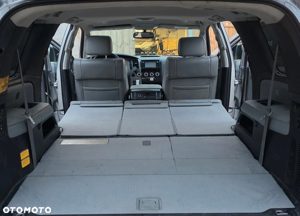 Toyota Sequoia - 10