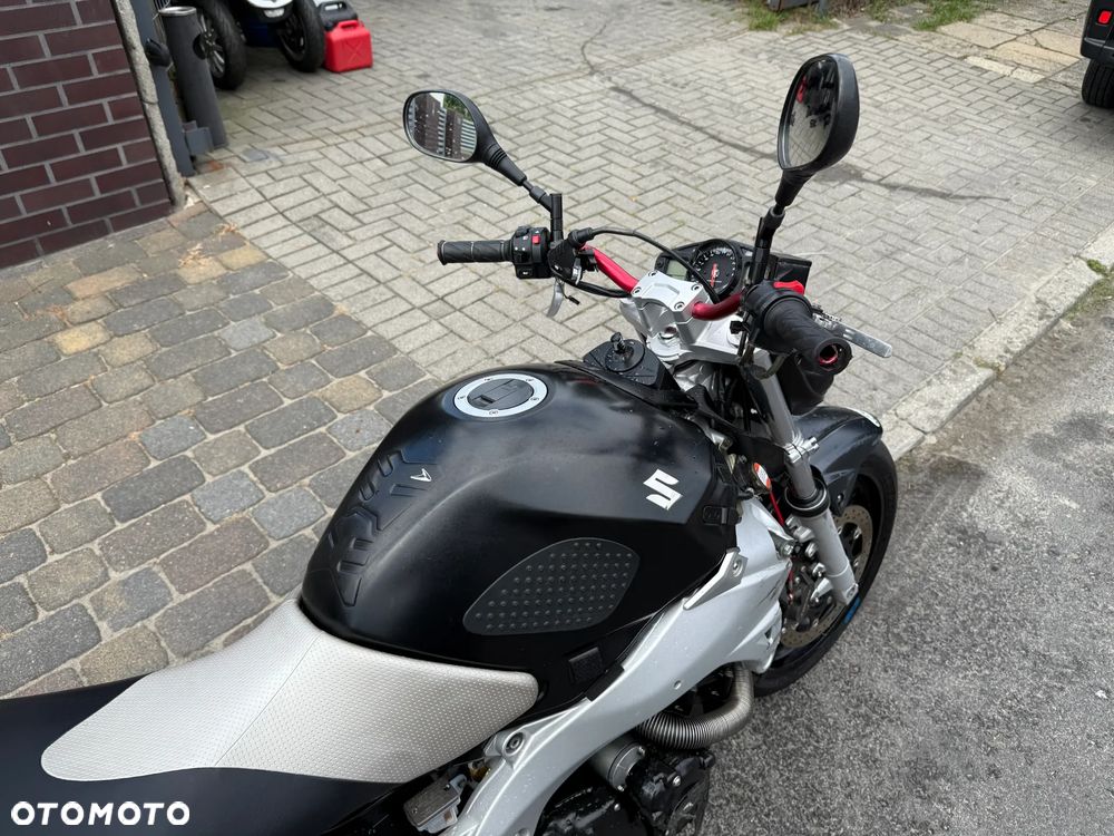 Suzuki GSR - 27