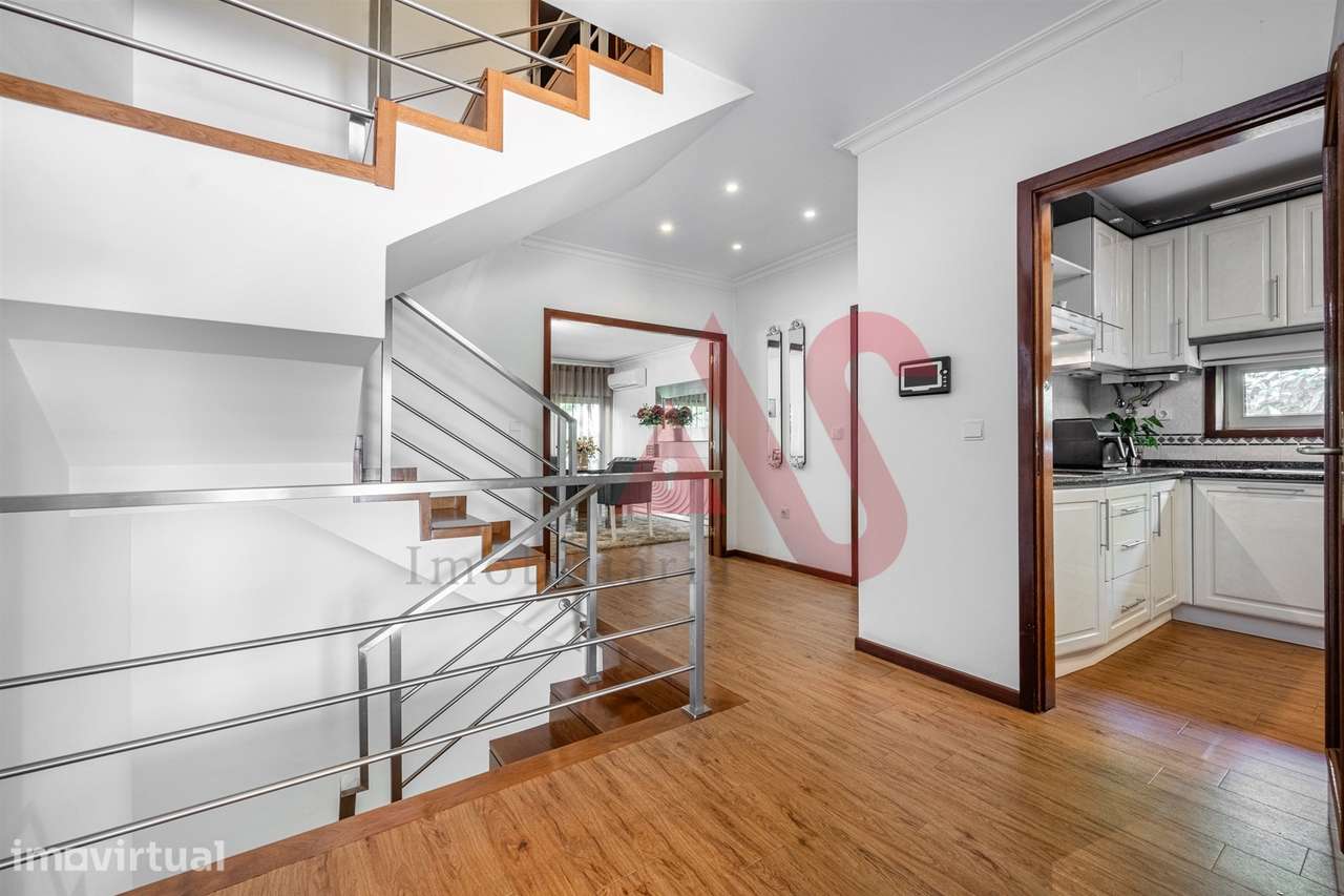 Moradia de Gaveto T3 com Jardim, Churrasqueira e Garagem para 3 Carros - Grande imagem: 5/33