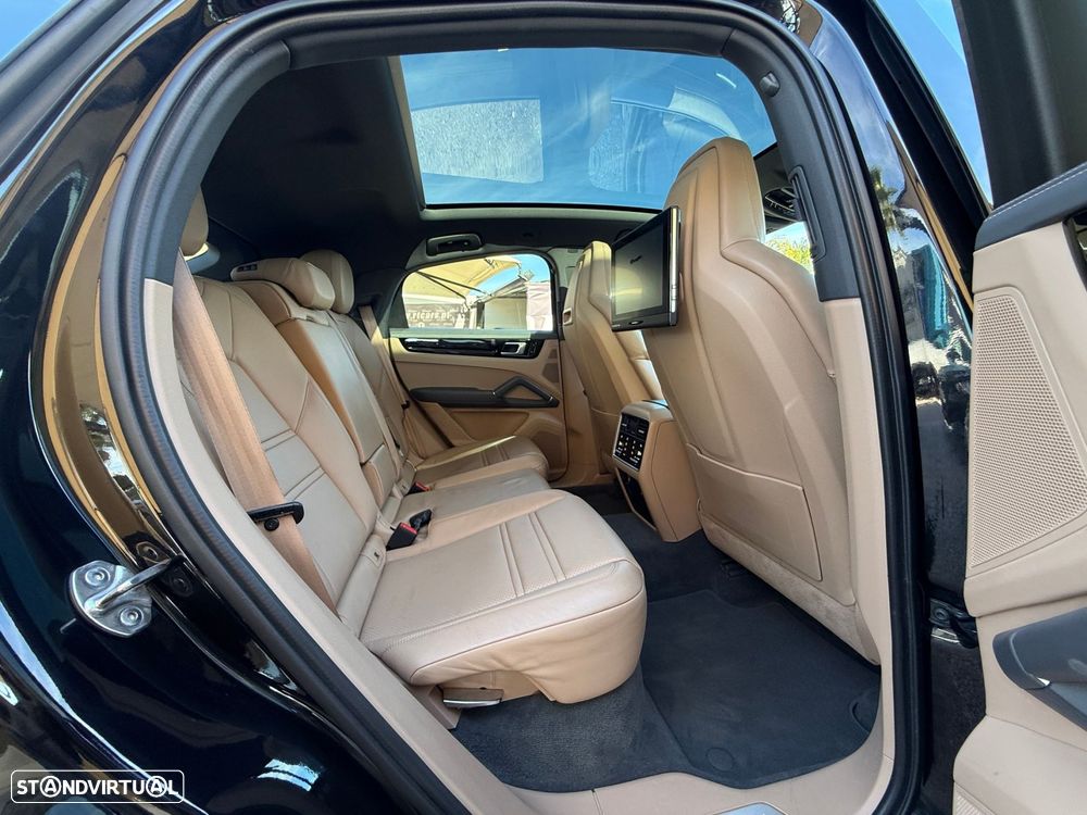 Porsche Cayenne Coupé E-Hybrid Platinum Edition - 36