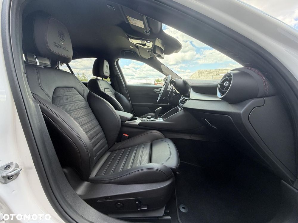 Alfa Romeo Giulia 2.0 Turbo Tributo Italiano Q4 - 12