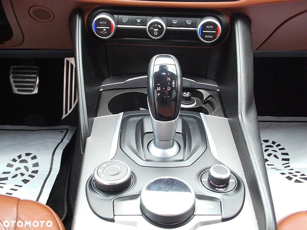 Alfa Romeo Giulia 2.2 AT8 Business - 16