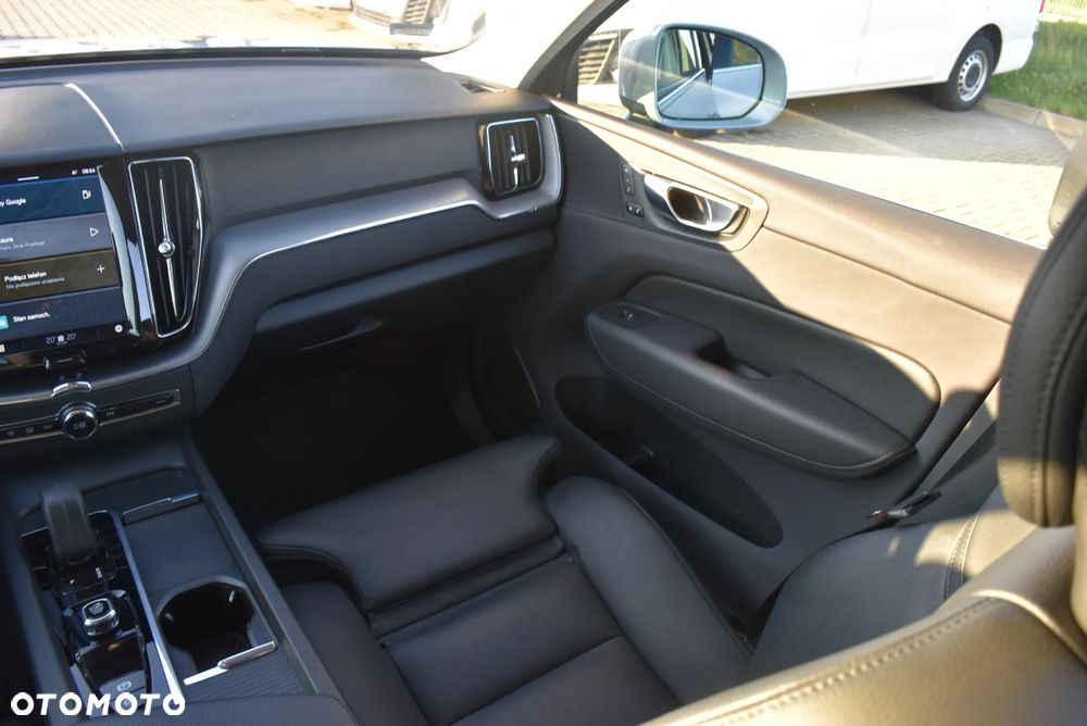 Volvo XC 60 B4 B Momentum Pro - 21