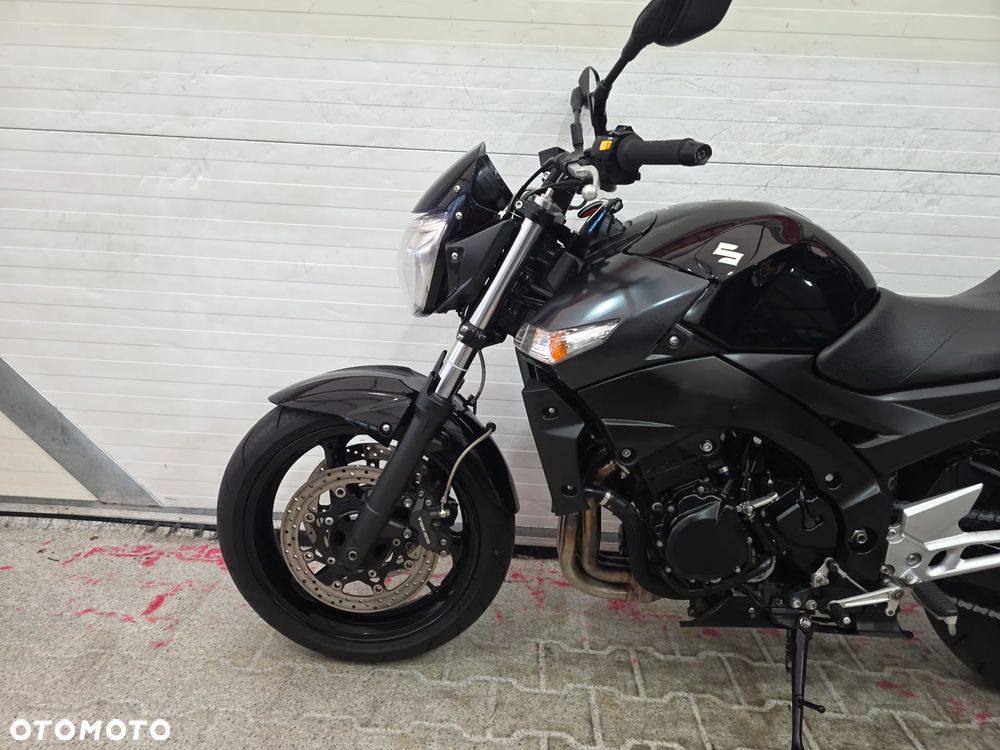 Suzuki GSR - 11