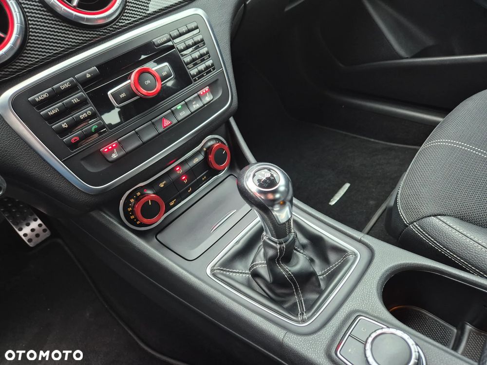 Mercedes-Benz CLA 180 AMG Line - 38