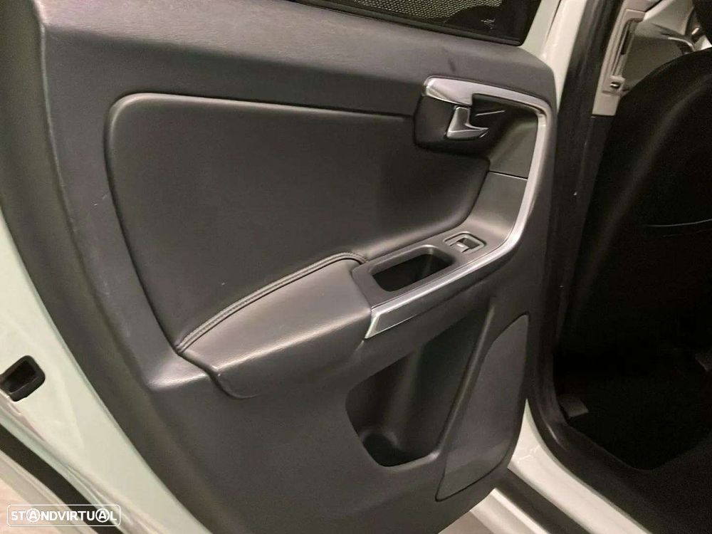 Volvo XC 60 2.0 D4 Momentum Plus Geartronic - 20