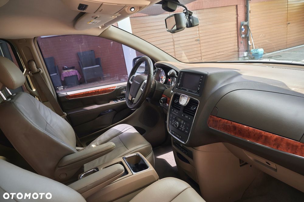 Chrysler Town & Country 3.6 Limited - 35