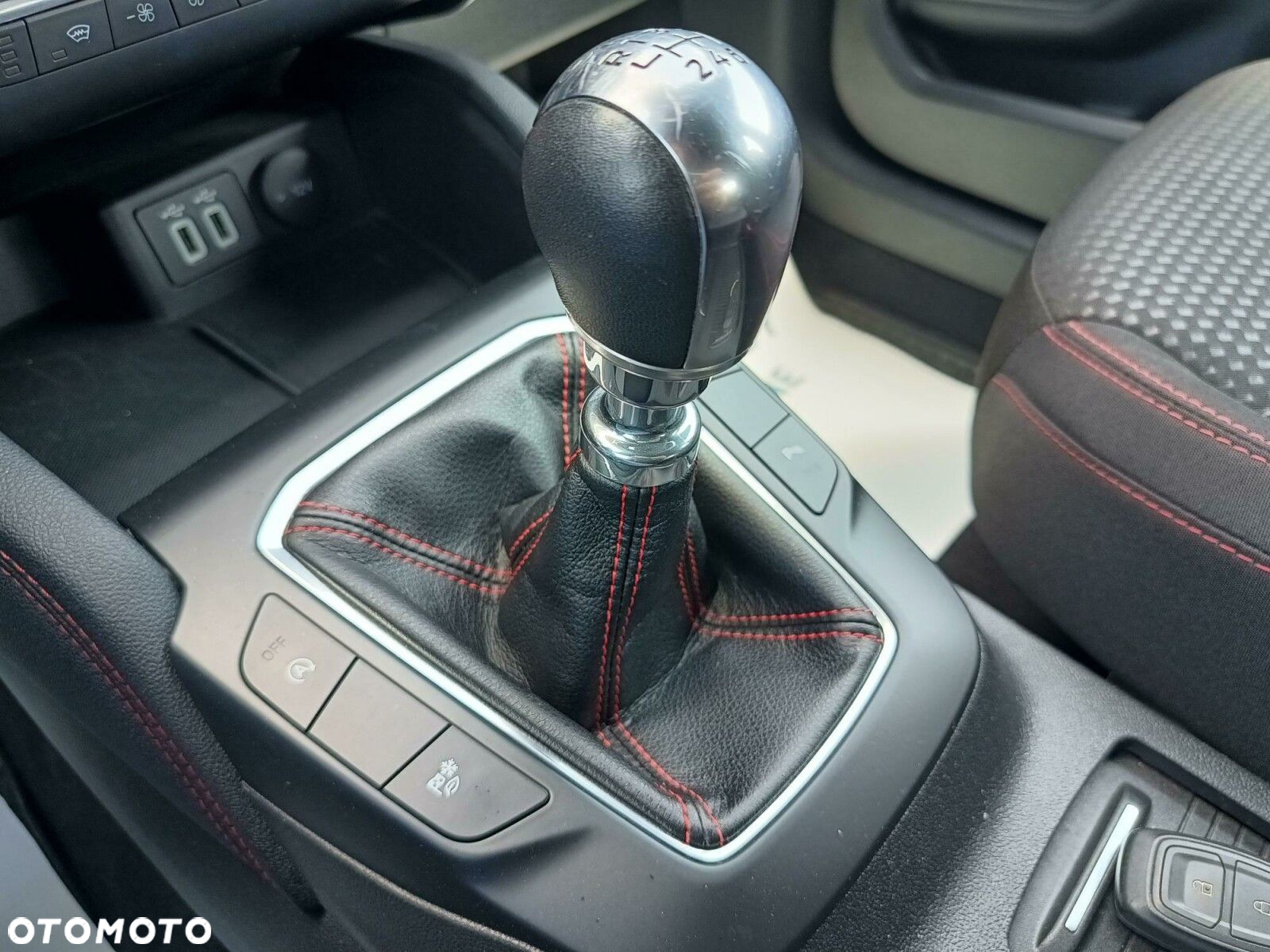 Ford Kuga 1.5 EcoBoost FWD ST-Line - 34