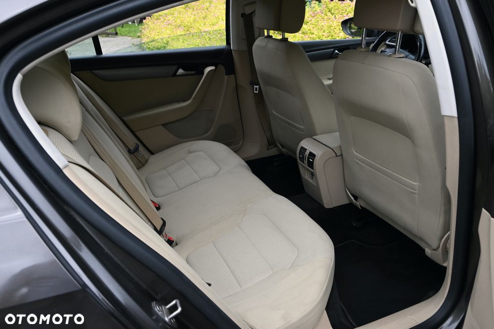 Volkswagen Passat 2.0 TDI Highline - 32