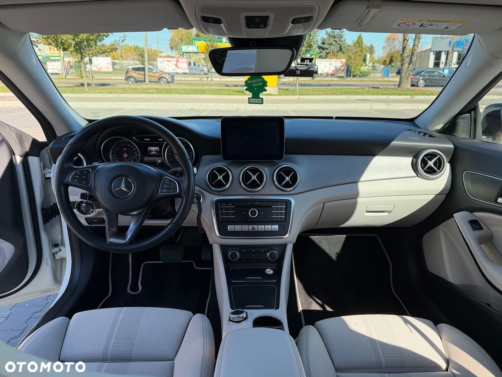 Mercedes-Benz CLA 200 7G-DCT Urban - 17