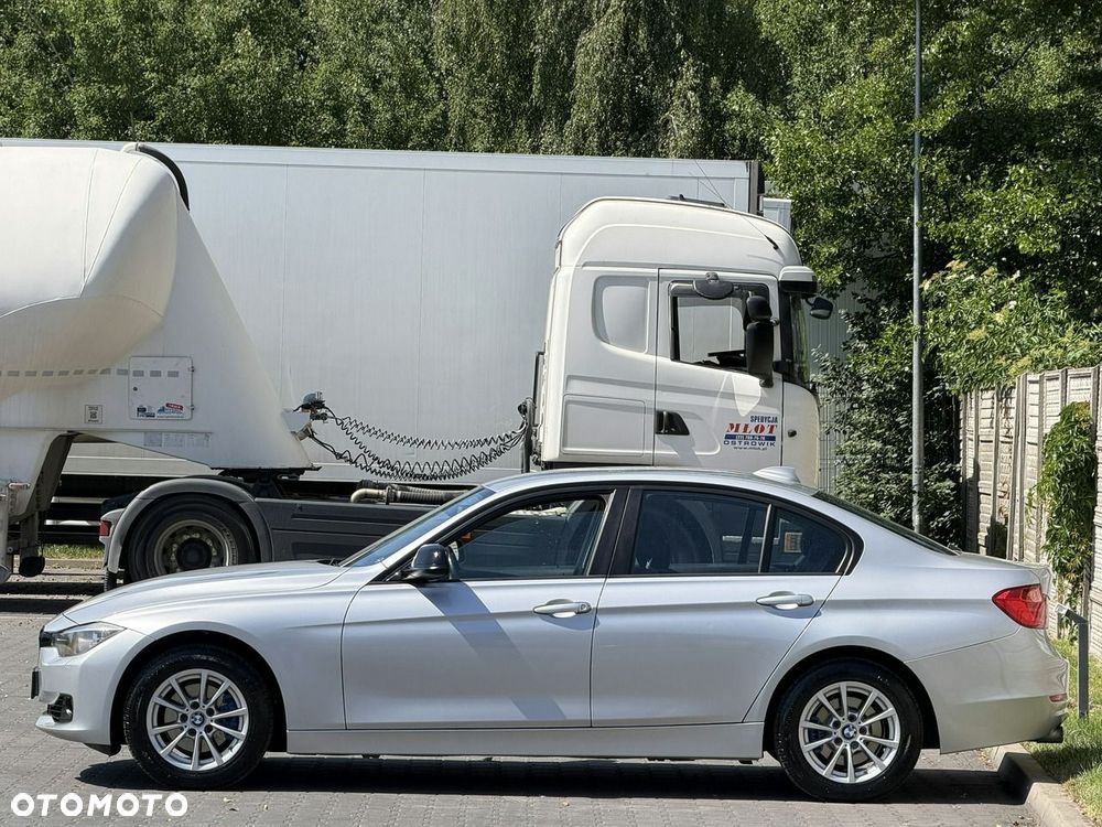 BMW Seria 3 320i Sport Line - 26