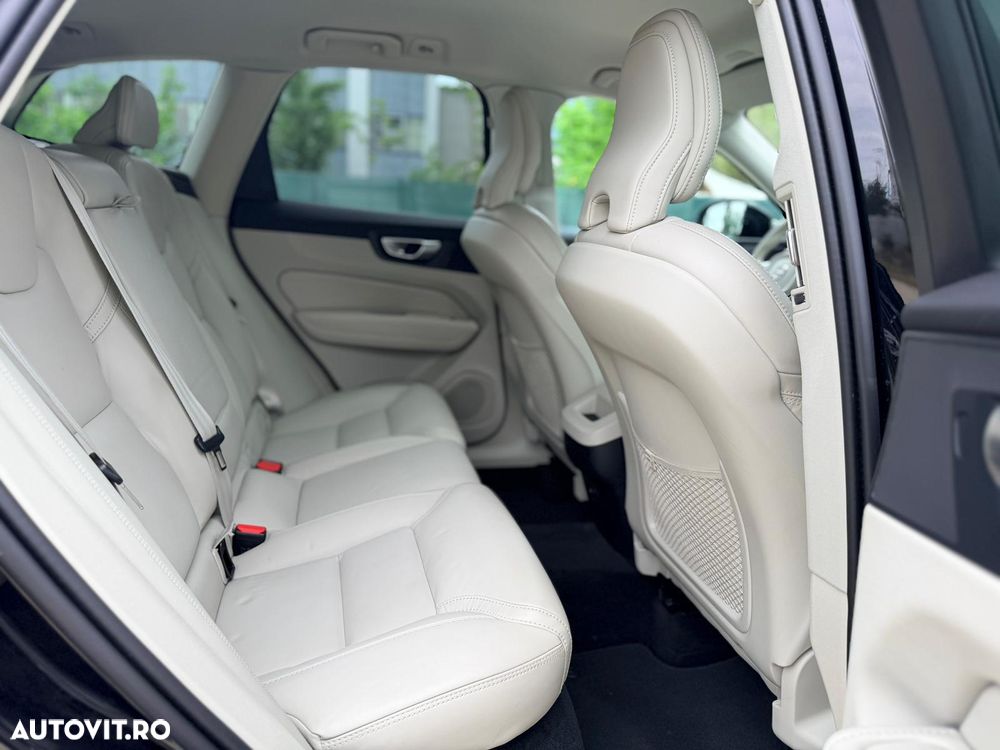 Volvo XC 60 B4 MHEV AT AWD Plus Dark - 13