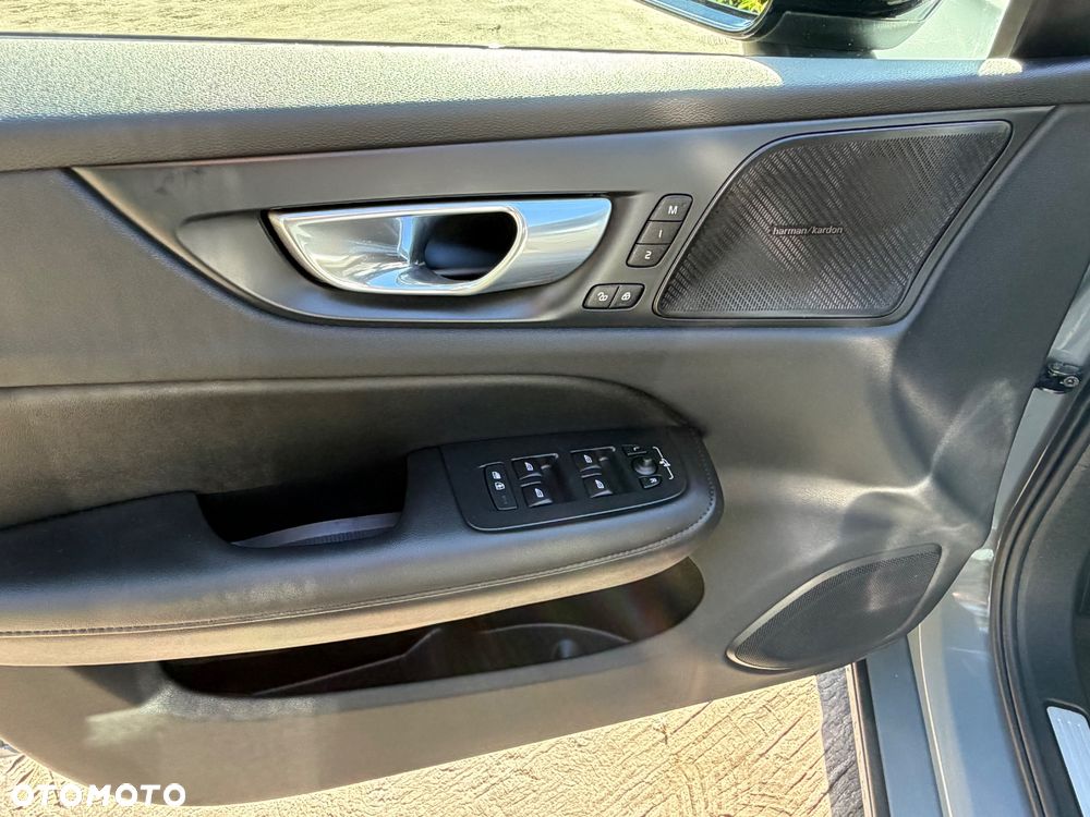 Volvo S60 B5 B AWD Plus Dark - 32