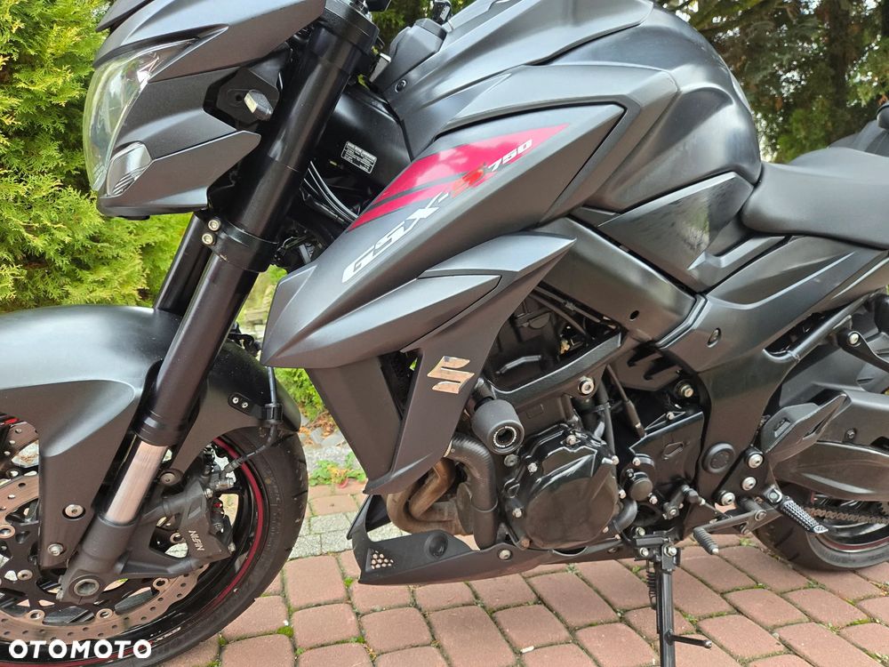 Suzuki GSX - 16