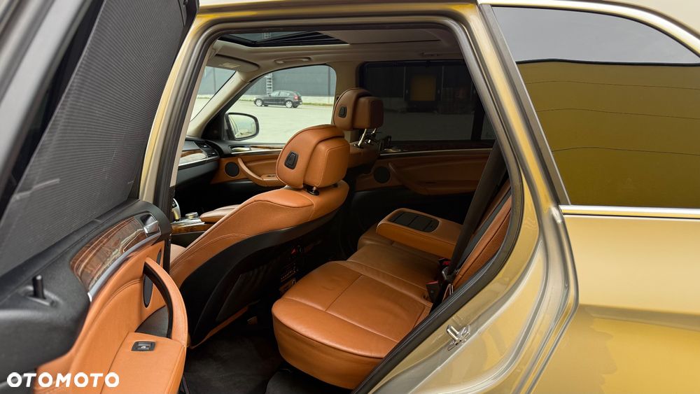 BMW X5 4.8i xDrive - 11