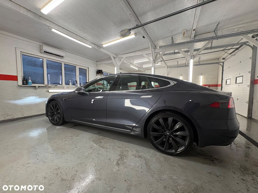 Tesla Model S - 4