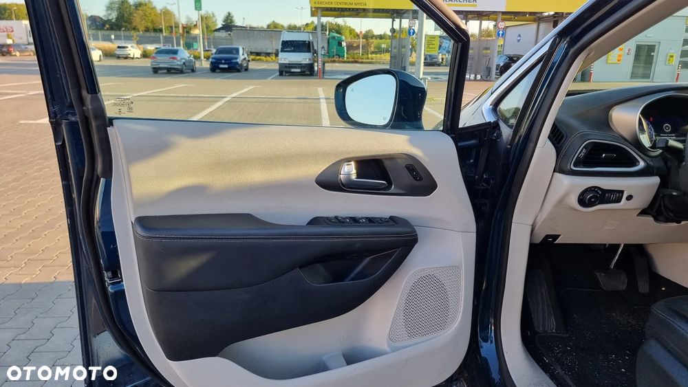 Chrysler Pacifica - 11