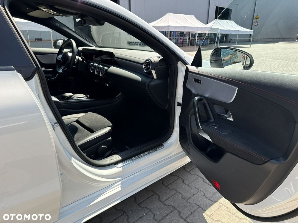 Mercedes-Benz CLA 200 7G-DCT - 20