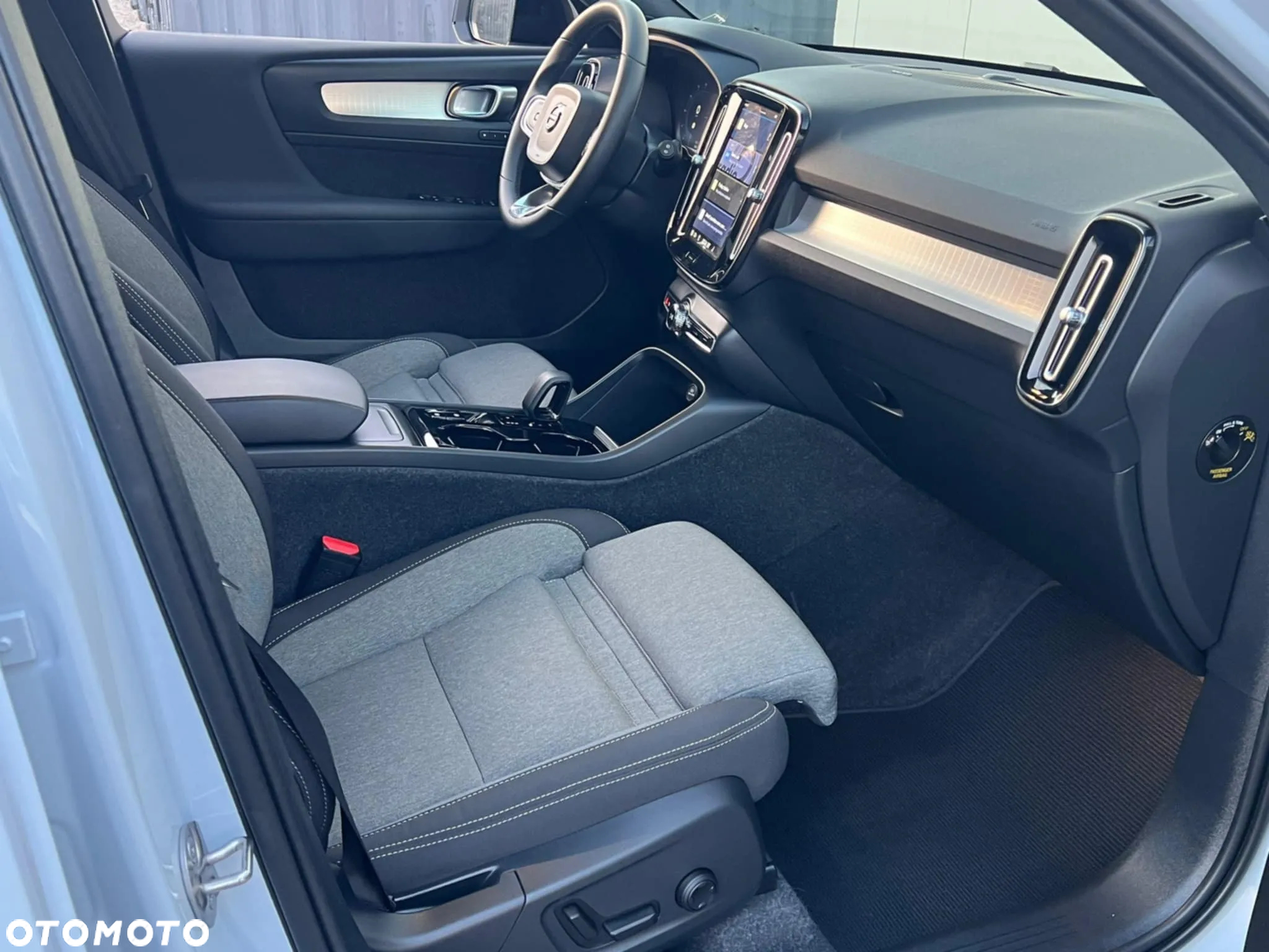 Volvo XC 40 B4 AWD Plus Dark - 36