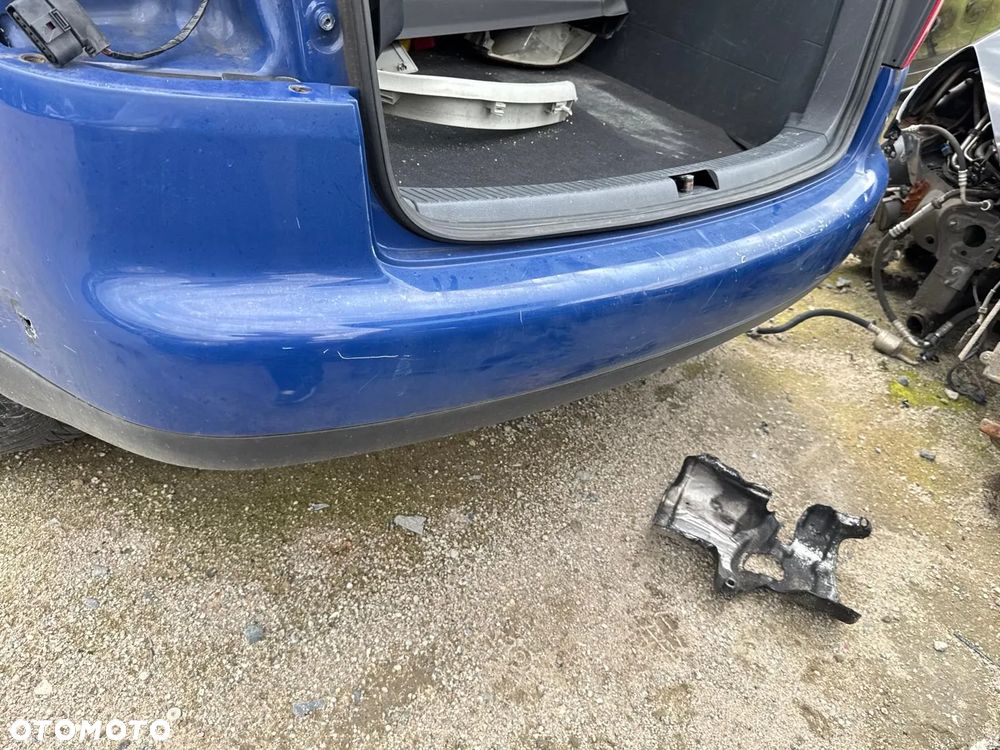 Volkswagen Touran  1.6TDI 2011r kod silnika CAYC Kod lakieru LR5T  Kod skrzyni NKA - 8