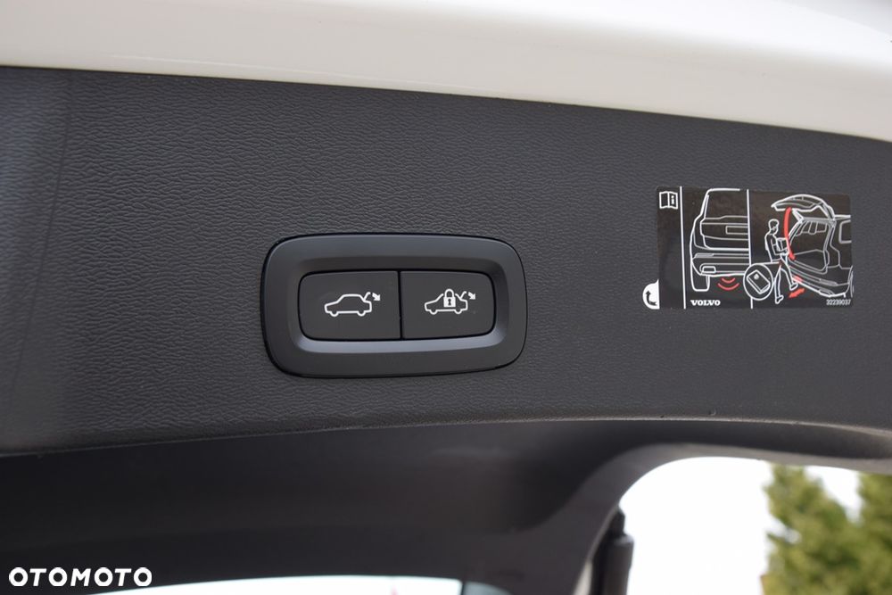 Volvo XC 40 T3 Geartronic Momentum Pro - 27